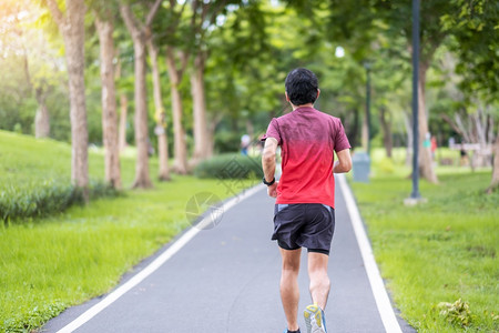 马拉松在公园户外运动的男青年穿运动服在公园的男青年跑步子在路上