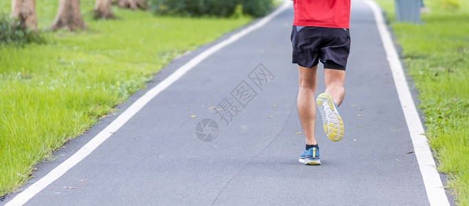 年轻的在公园户外运动的男青年穿运动服在公园的男青年跑步子在路上慢跑亚洲人Athlete早上走路和锻炼健康的生活方式和锻炼概念运动图片