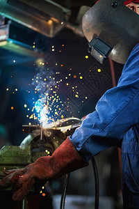 制造业工程焊在车库里接工厂的业人在焊接钢结构工作焊在车库里接工厂的业人在焊接钢结构技能的图片
