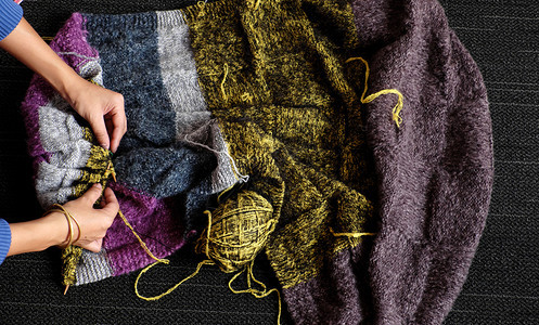 在职的工艺亚洲妇女坐在家庭地板上冬季温暖时把羊毛毯编织为家用是休闲活动的爱好以制作手工的礼品照片显示一天从头到尾看的妇女手工作房图片
