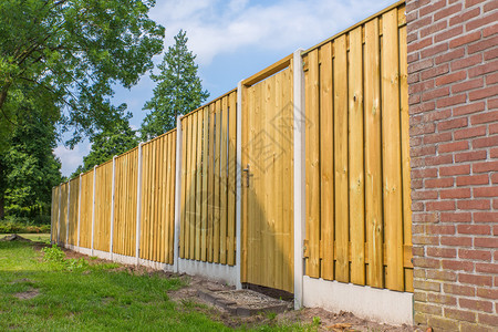 用石墙和树木建造新的制围墙建筑领域木板坚定图片