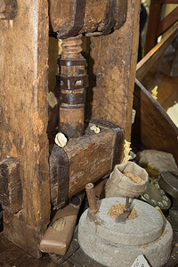 研磨古老的石手册与克朗和木质出版社一起粉红轮与克伦和木质出版社粉红板与克兰和木质出版社粉红轮崩溃乡村的图片