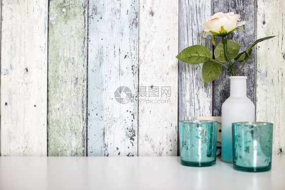 木制的白花瓶中一朵彩色与蓝装饰的木壁对立文字空间是白色花瓶中一朵彩蓝装饰的木墙上花爱图片
