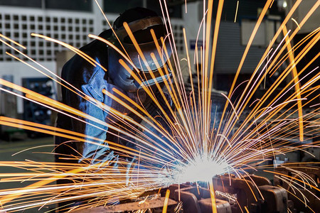工业人在厂中修理金属部件行业工手动的图片