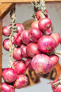 红色的意大利在农民市场销售的红洋葱条纹食物图片