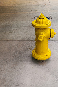冲洗人行道迈阿密混凝土路面上的黄色金属消防栓紧急情况图片素材