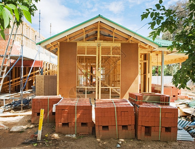 正在建设中的新住宅以对抗蓝天托梁花板材料图片