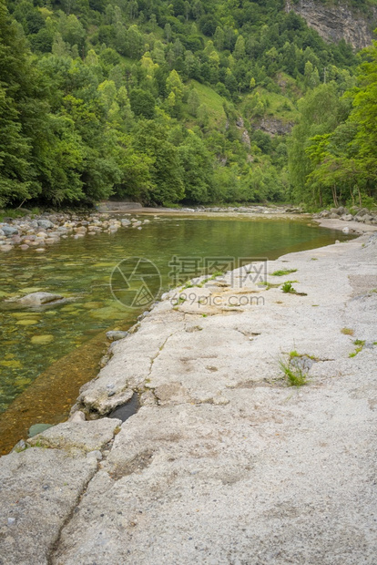 塞里奥河和周围美丽的树林塞里亚纳山谷贝加莫全景角度惊人的图片