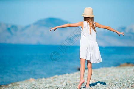 海边度假的女子图片