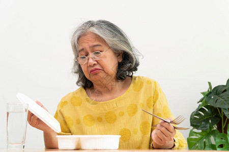家紊乱亚洲年长妇女厌食症不高兴拒绝随时饭食老人独居无聊食物没有胃口等食欲图片