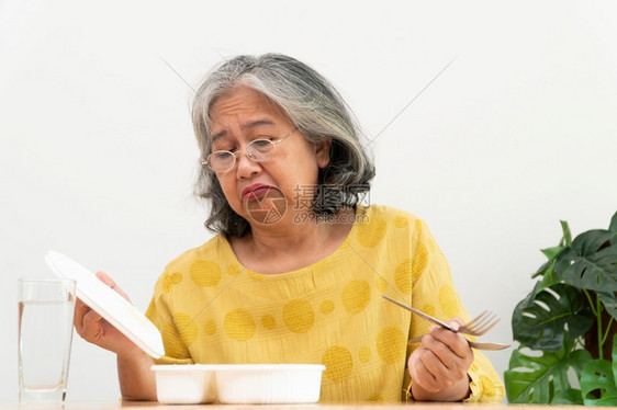 家紊乱亚洲年长妇女厌食症不高兴拒绝随时饭食老人独居无聊食物没有胃口等食欲图片