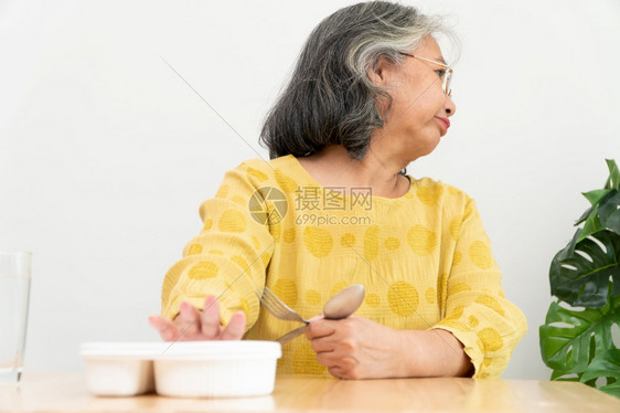 亚洲年长妇女厌食症不高兴拒绝随时饭食老人独居无聊食物没有胃口等病人食欲损失图片