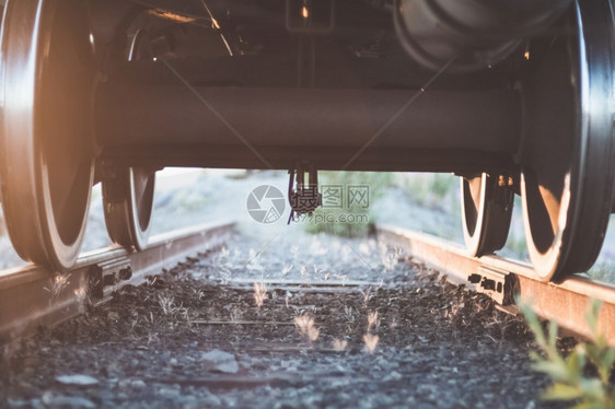 非传统的肾上腺素金属在火车下观视轮和岩石铁路观察火车下风景图片