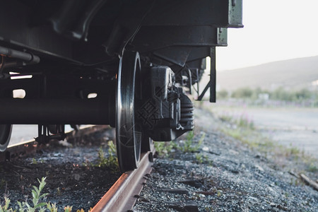 金属机车在火下观视轮和岩石铁路观察火车下风景过境图片