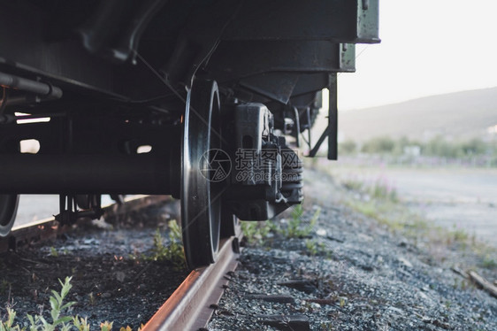金属机车在火下观视轮和岩石铁路观察火车下风景过境图片