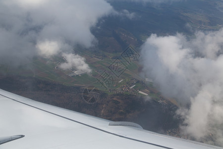 喷射蓝色的旅行日落在从飞机上看到的云层之图片