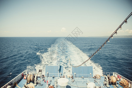 希腊的渡船在海面上看到游轮尾路水上的痕迹和希腊旅游阳台松弛图片