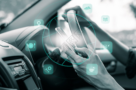 Arrrsquos手在驾驶时使用智能手机并有一个可用于旅行的技术图标昂贵的一种沟通图片