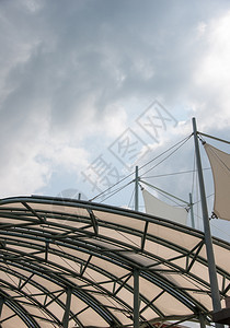 框架外部的天空城市公园大帆布树冠的金属板框Copy空间图片