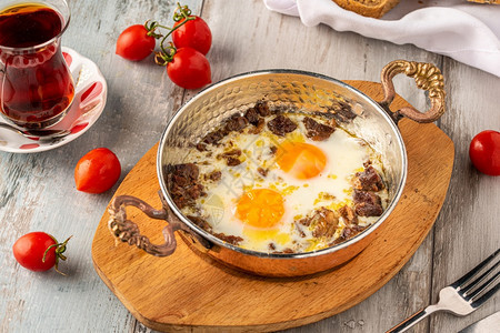 土耳其鸡蛋炒和铜锅中的烤肉胆固醇自制平底锅图片