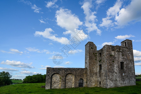 爱尔兰古老的城堡废墟河筑景观图片