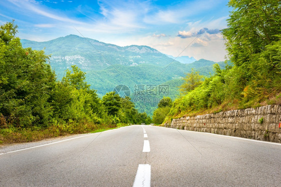 爬坡道目的地空通向黑山日出和岳图片