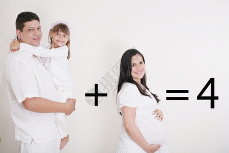 男生与父亲和小女孩一起幸福的怀孕母亲有父和小女儿卡斯蒂略图片