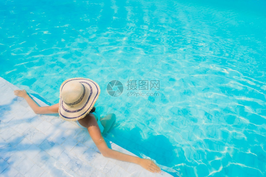 游泳的女孩在池里放松图片