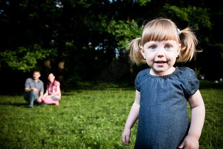 蓝色的娜蒂儿背景中的小女孩肖像民族子图片