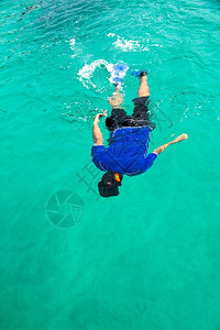 蓝水中的Scuba潜水员礁珊瑚海葵图片