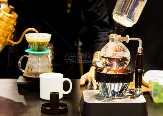 机器早餐Syphon咖啡机店工作热的图片