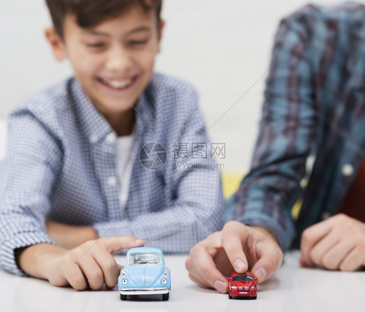 愉快操场男生笑的孩玩具车图片