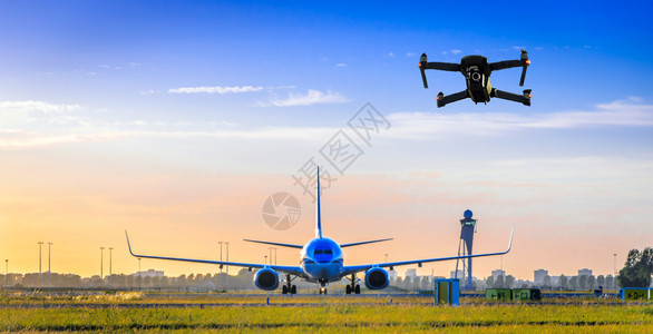 风险无人机在场飞行商用中断概念数字复合无人机在场飞附近行降落延迟图片
