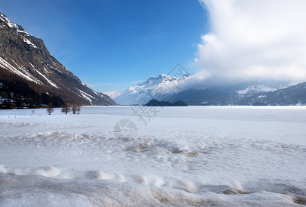 身体云瑞士恩加丁谷一个冰冻的锡尔斯西泽湖我是图片