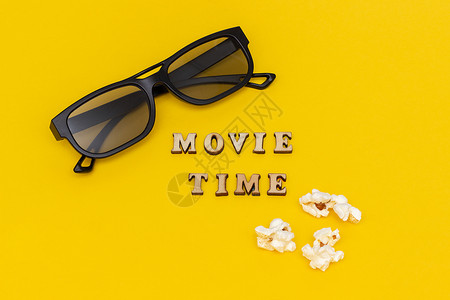 3d电影玉米黄纸背景上的3D眼镜爆米花和文字电影时间顶视图模板概念电影院和娱乐眼镜爆米花和黄纸背景上的文字电影时间概念院和娱乐脆的美味背景
