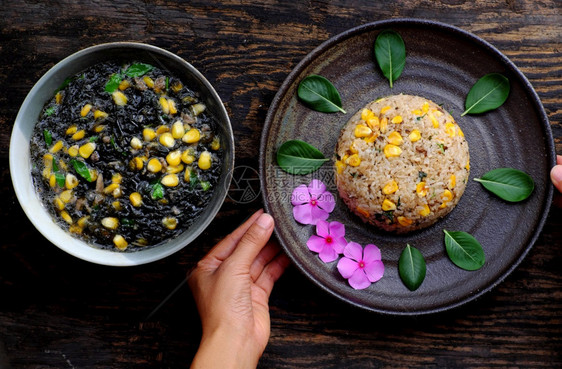 植物的黑色午餐炒饭和素食海草汤越南健康非肉食物越南健康非肉食品油炸图片