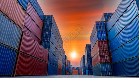 贮存世界范围海上商业运输物流的工业集装箱码头出口日落时装满多彩货物船集装箱盛式货船集箱以日落为背景全球的后勤图片