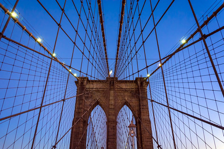 拱门砖夕阳下的布鲁克林大桥夕阳下著名的布鲁克林大桥形象建筑学图片