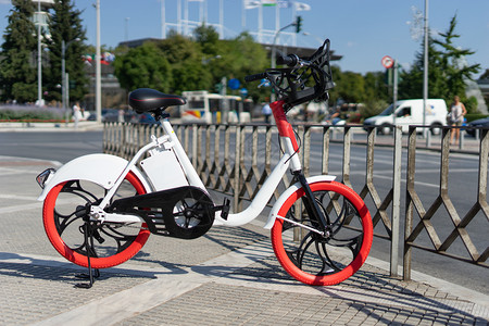 红色的骑欧洲塞萨洛尼卡市自行车在人道上停电车准备出租赁的自行车服务共享图片