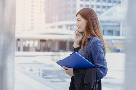 放计划妇女日程安排议和组织任命安排20年日历事件智能商业企女说明和时间表以制定安排关于议程时间线概念的妇女亲手写作纸桌子图片