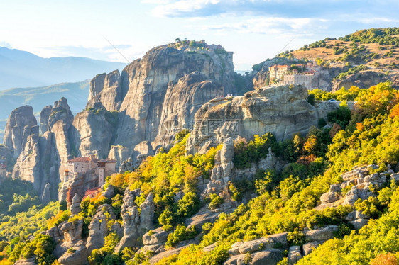 云最佳迈泰奥拉在卡兰巴峡谷石修道院的希腊桑尼夏日在山顶悬崖上的梅托拉天和美特罗岩石修道院图片
