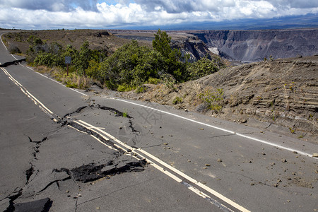 地震由于自然灾害沥青中的裂缝因自然灾害而使火山坑口的公路被毁灾难运输图片