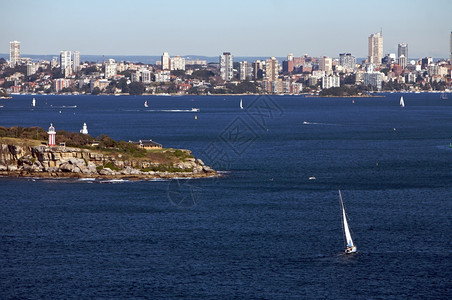 城市灯塔灯塔新的在澳大利亚悉尼的港湾天际和船只口背景
