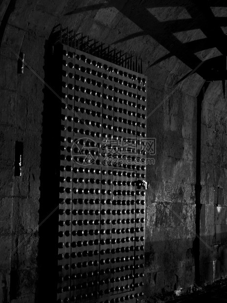 灯夜里城堡大门内到爱丁城的夜晚展示了一点光线从门上的金属板反射出来在门和墨盒的阴影下黑白地从门窗中反射出来离开历史图片
