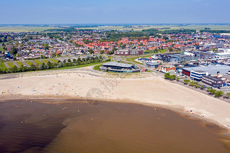 建筑学景观城市的来自荷兰IJsselmeer的海滩和莱默市空中飞机图片