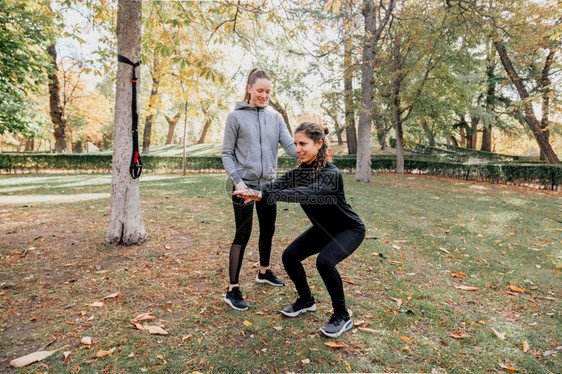 自然肌肉运动衫几个女人在公园里一起户外训练几个女人在公园里户外训练图片