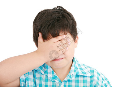 刺激多米尼奇悲伤哭泣的小男孩肖像用手盖住他的脸暴力图片