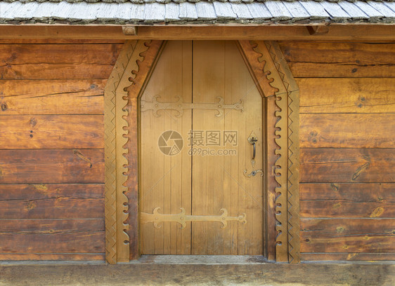 外部的细节材料古老旧小屋木头门旧小屋墙上刻有铁横的古老木头门图片