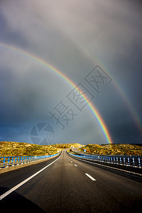 双彩虹在高速公路上双胞胎运输沥青图片