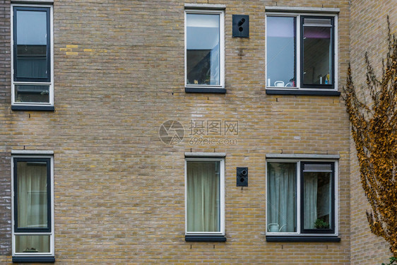 房屋现代荷兰城市建筑砖墙中的Windows建筑背景和外部的视窗图片